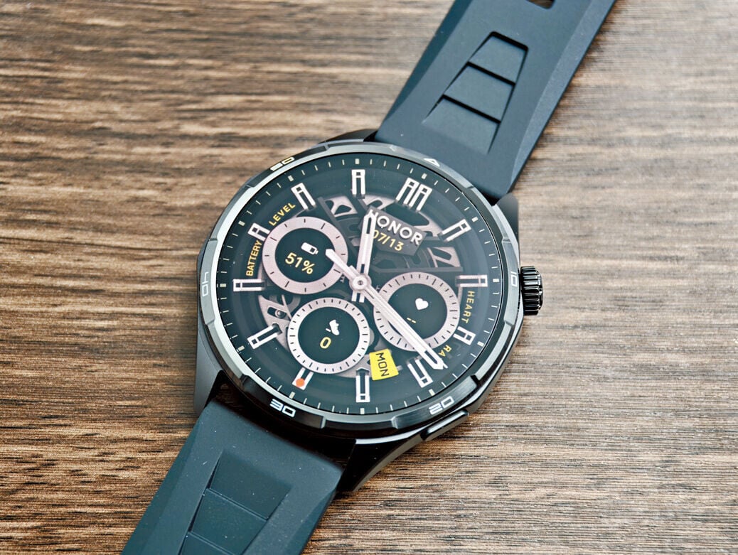 HONOR Watch 6以跑車作為設計靈感，造型硬朗。