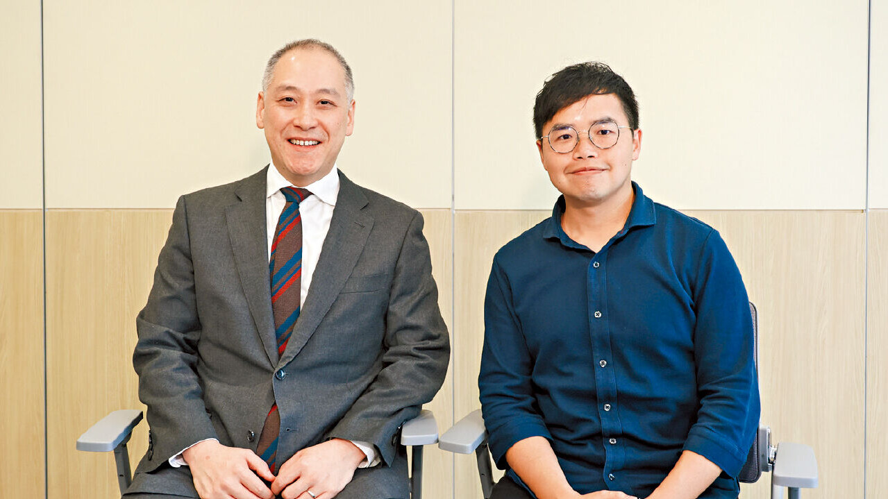 金融服務界立法會議員李惟宏(左)指出，中證監加強跨境監管並非「封鎖市場」，合法合規的金融業務在香港依然受到熱烈歡迎，而業界已度過最恐慌的適應期。圖右為「am智庫」節目主持鄺卓毅。
