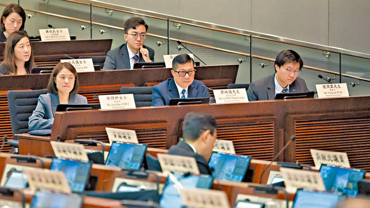 鄧炳強(中)指加快審議是「急市民所急」。(蘇文傑攝)
