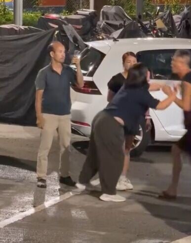 女方推開對方,背心男就突然摸頭連啊幾聲,跌倒在地上。(FB/車cam L(香港群組))