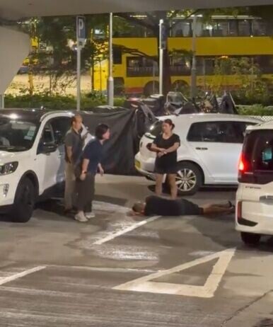 背心男再轉身背向鏡頭伏在地上不動,令在場3人目瞪口呆。(FB/車cam L(香港群組))