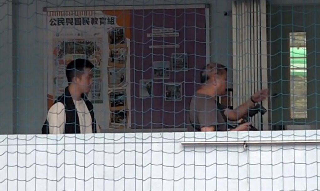 屯門官立中學16歲男學生懷疑被推跌昏迷,送屯門醫院救治,警員到學校調查(有線新聞畫面)