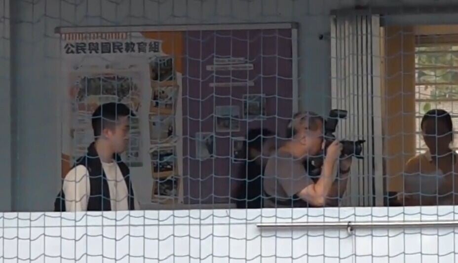 屯門官立中學16歲男學生懷疑被推跌昏迷,送屯門醫院救治,警員到學校調查(有線新聞畫面)