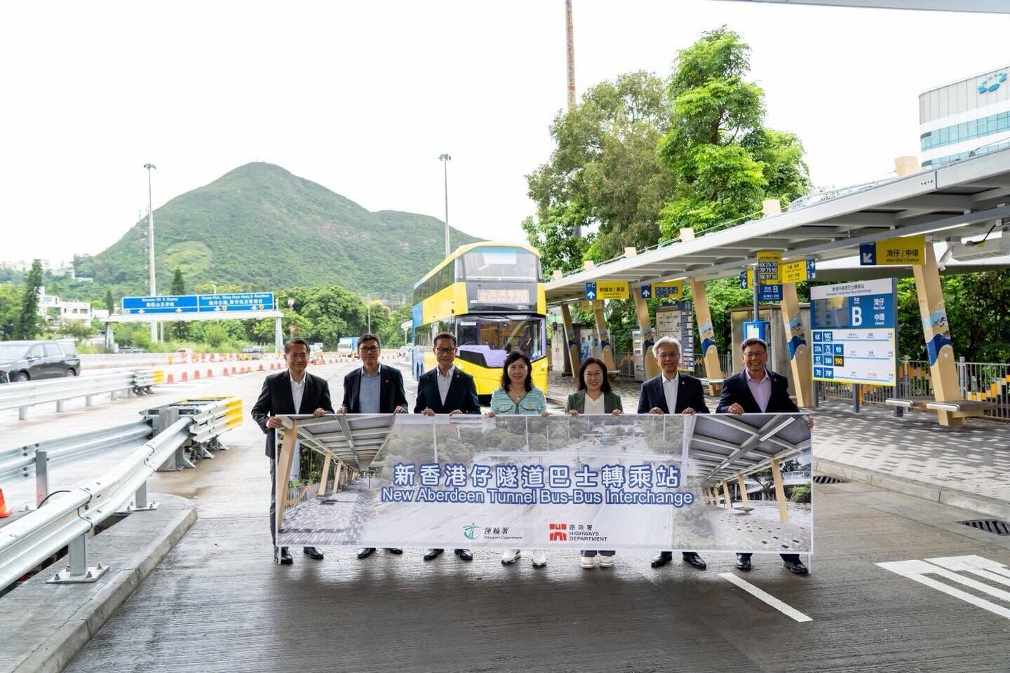 運輸及物流局局長陳美寶視察香港仔隧道巴士轉乘站。(運輸及物流局fb)
