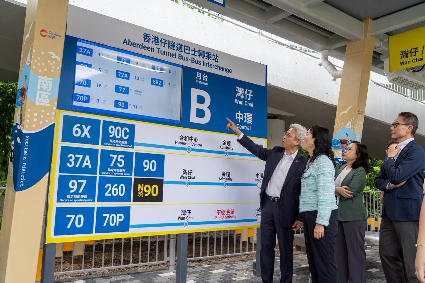 運輸及物流局局長陳美寶視察香港仔隧道巴士轉乘站。(運輸及物流局fb)