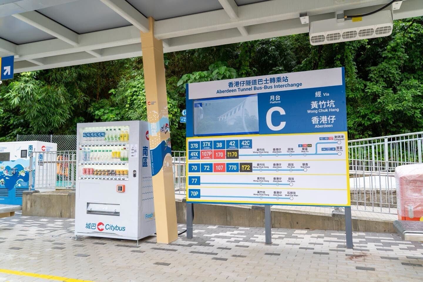 運輸及物流局局長陳美寶視察香港仔隧道巴士轉乘站。(運輸及物流局fb)