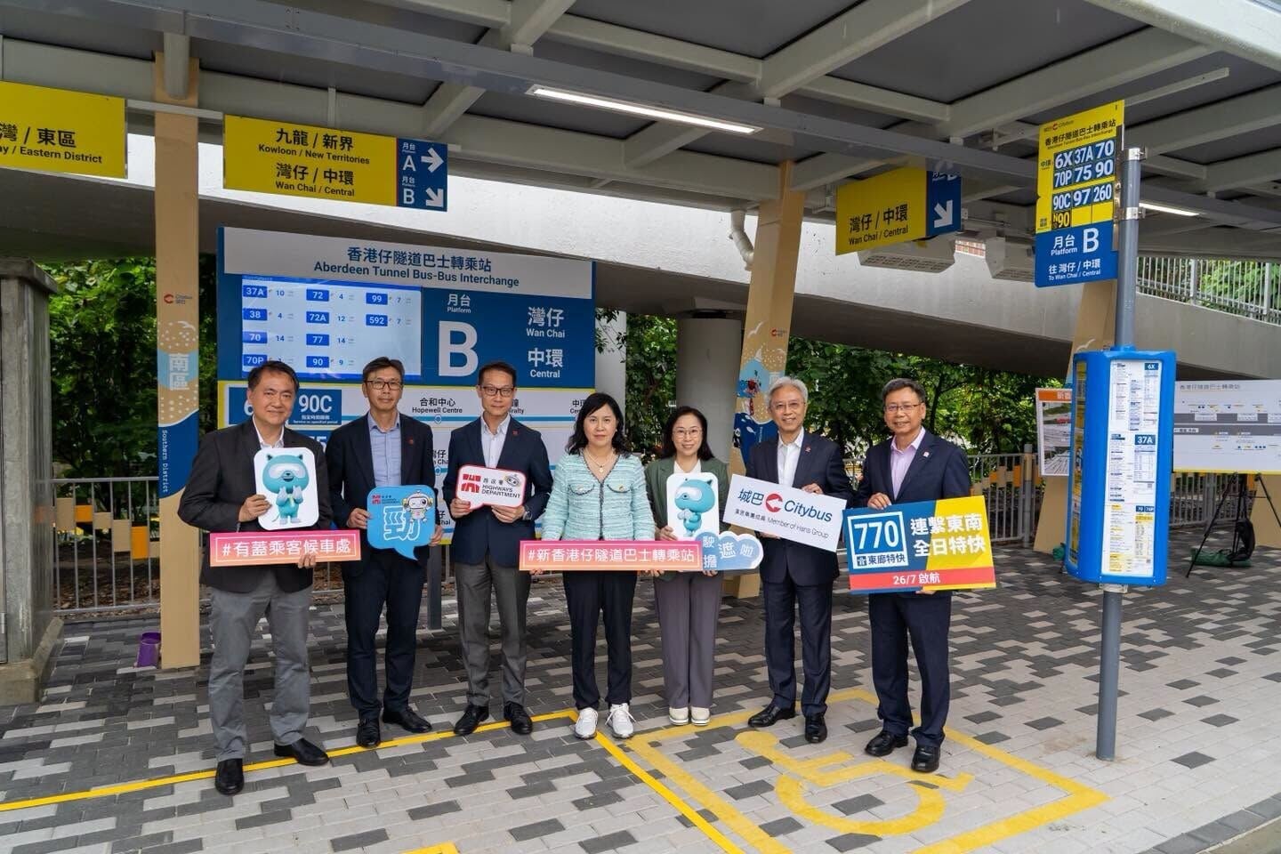 運輸及物流局局長陳美寶視察香港仔隧道巴士轉乘站。(運輸及物流局fb)