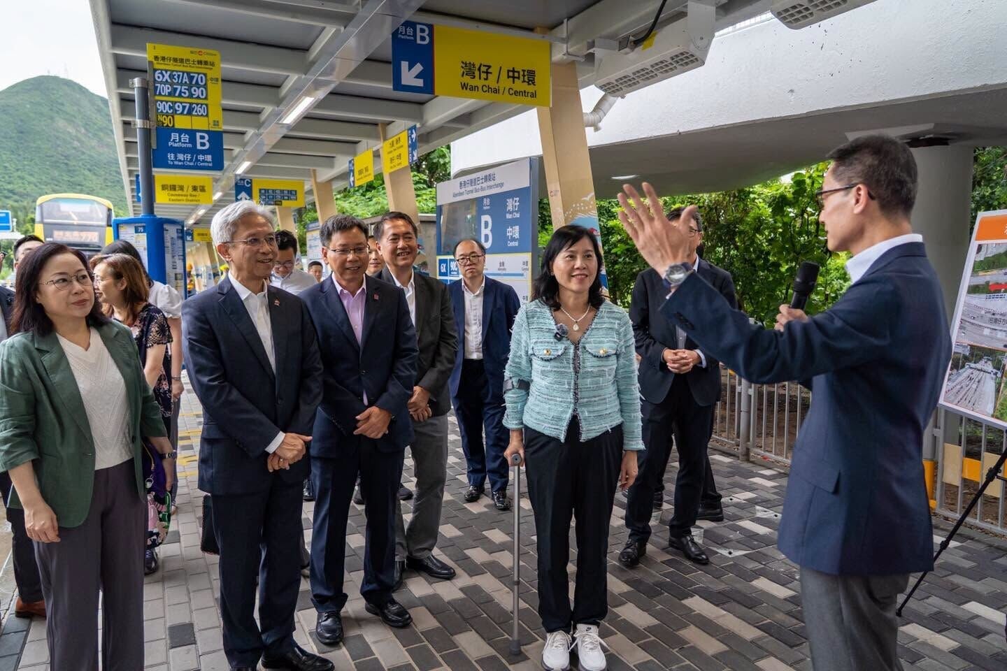 運輸及物流局局長陳美寶視察香港仔隧道巴士轉乘站。(運輸及物流局fb)