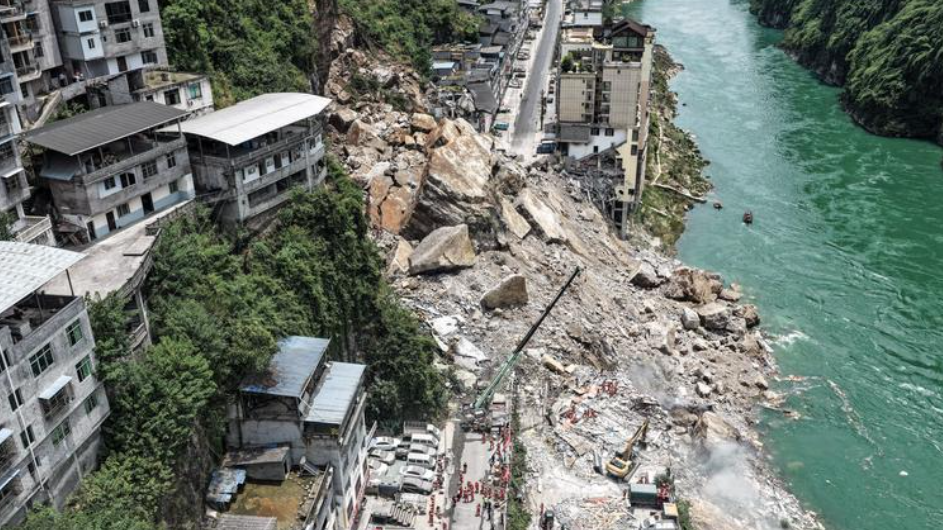 重慶彭水烏江三橋附近發生山泥傾瀉，多棟民房受損，有人員被埋(新華社)