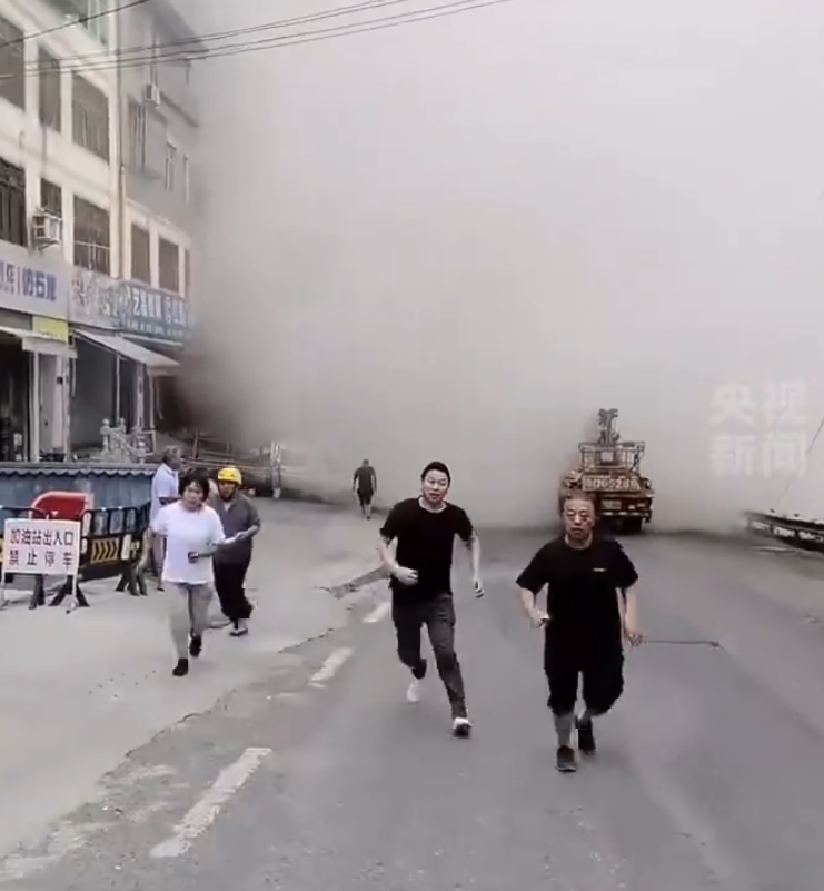 重慶彭水烏江三橋附近發生山泥傾瀉,多棟民房受損,有人員被埋(影片截圖)