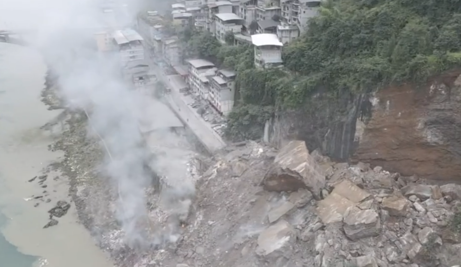 重慶彭水烏江三橋附近發生山泥傾瀉,多棟民房受損,有人員被埋(影片截圖)