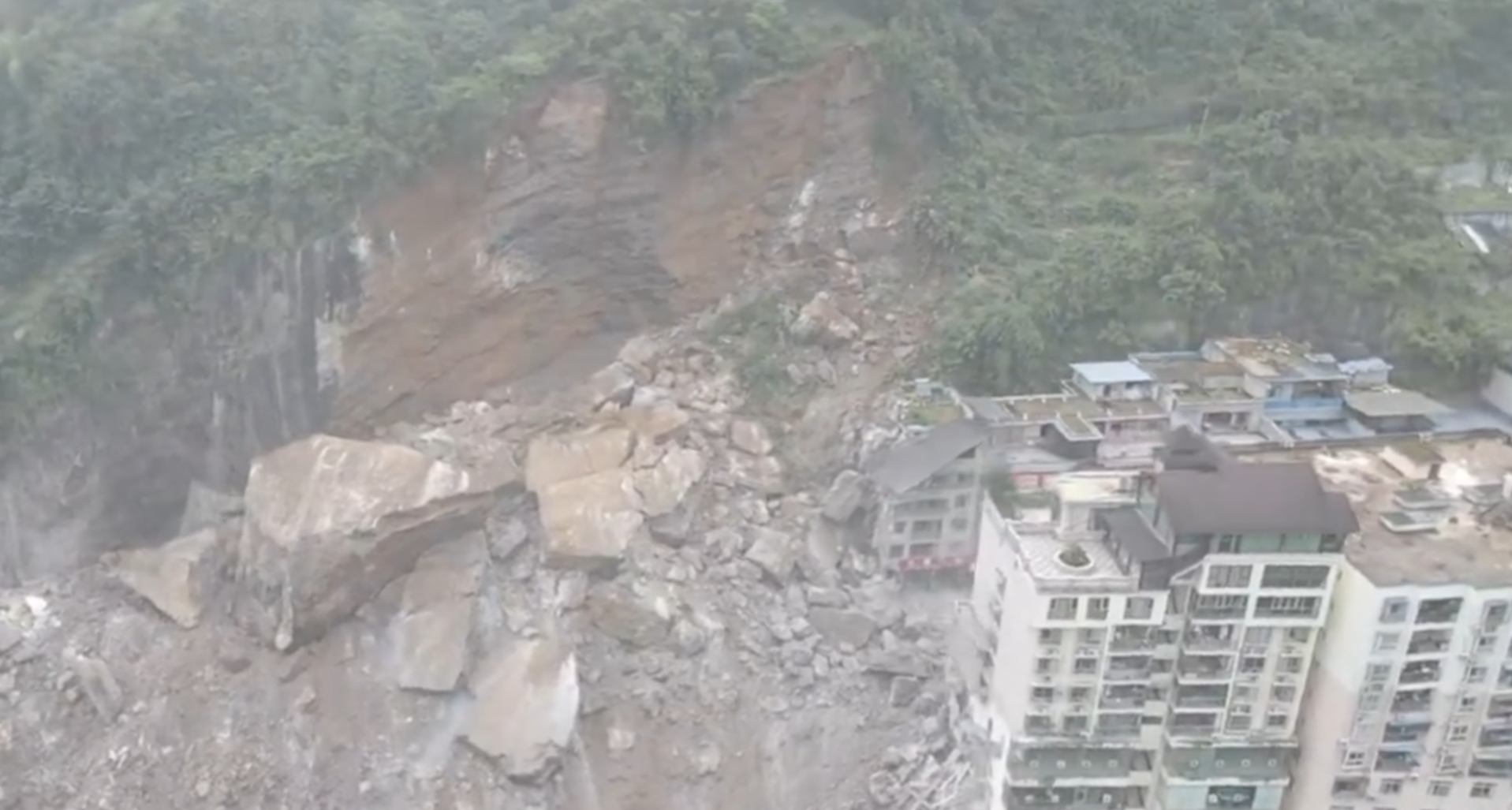 重慶彭水烏江三橋附近發生山泥傾瀉,多棟民房受損,有人員被埋(影片截圖)
