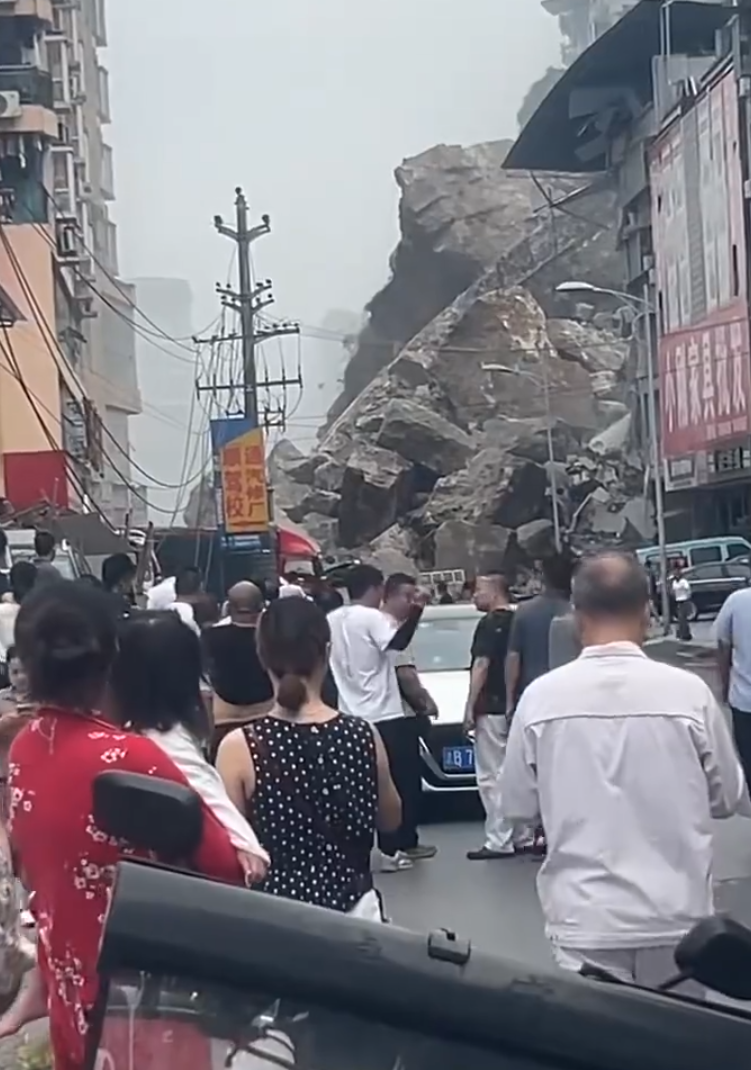 重慶彭水烏江三橋附近發生山泥傾瀉,多棟民房受損,有人員被埋(影片截圖)