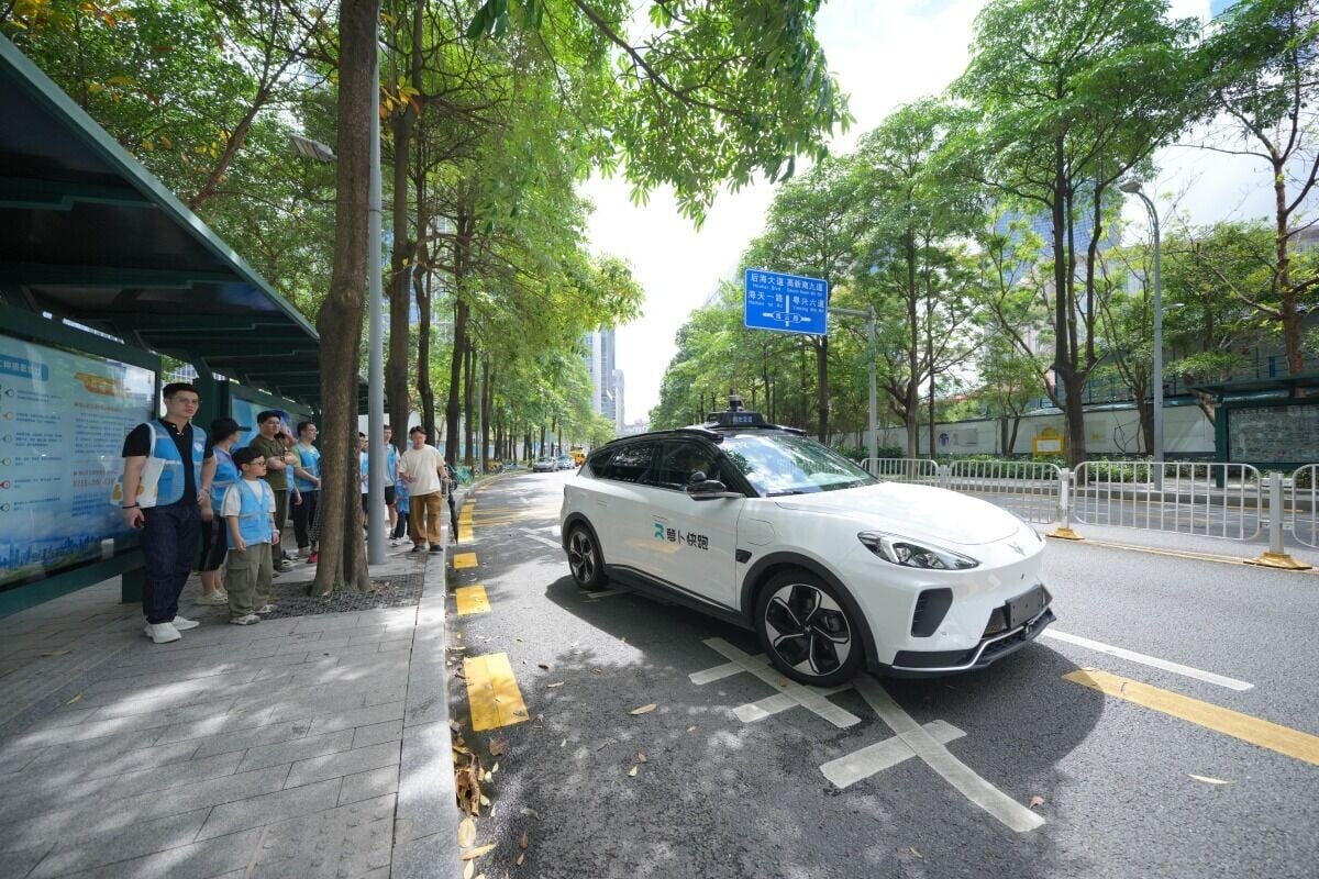 小朋友在駕駛員陪伴下,有機會試座「蘿蔔快車」,體驗自動駕駛如何運作。(圖片來源:視覺中國)