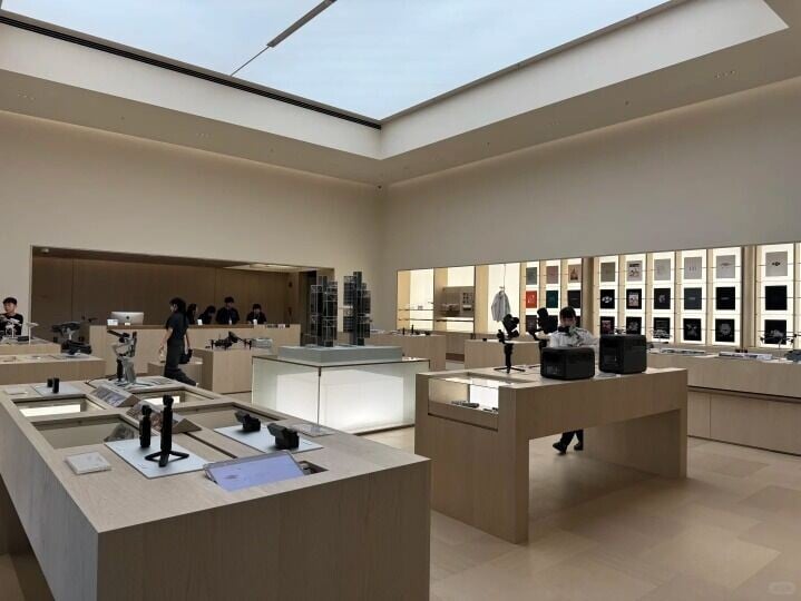 大疆深圳總部訪客中心內展示大量大疆無人機等產品,現場環境還十分舒適。(圖片來源:誰是小胖咪@小紅書)