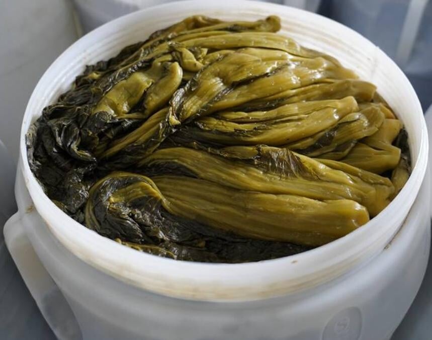 醃酸菜。（圖／翻攝新浪微博）