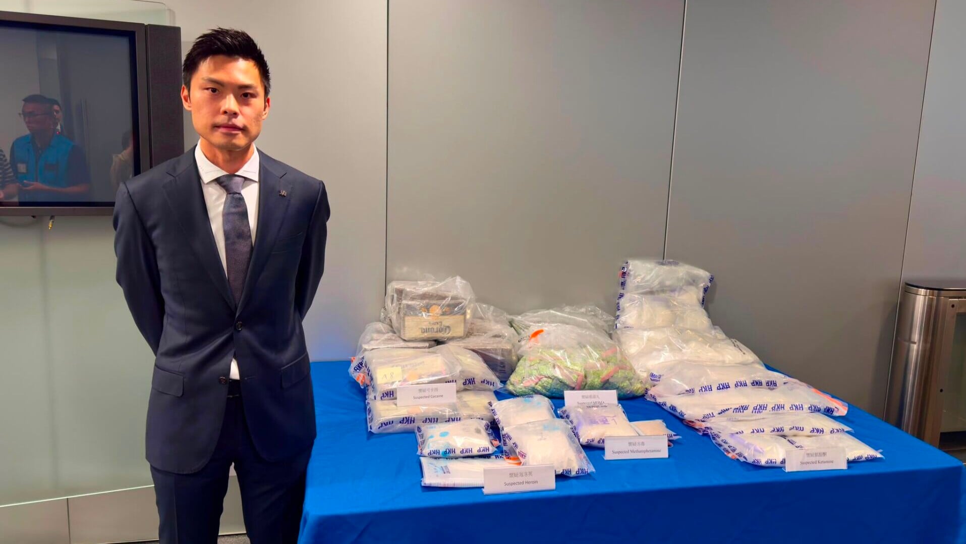 警隊毒品調查科周四(16日)展開代號「捍衞者」的反毒品行動，成功搗破4個毒品儲存倉，並以涉嫌「販運危險藥物」拘捕3名男子，檢獲總市值超過3,050萬港元的懷疑毒品。