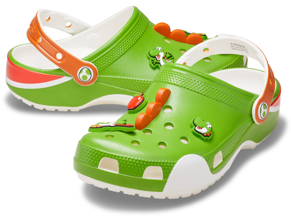 Yoshi Classic Clog: 耀西標誌性的橙色角狀立體的固定在鞋面上,鞋底周圍更點綴著橙白相間的細節,細緻還原角色樣貌。此外,鞋款同樣附贈 6 款獨家專屬的 Jibbitz,其中更包括有可愛爆表的耀西蛋與蘋果!