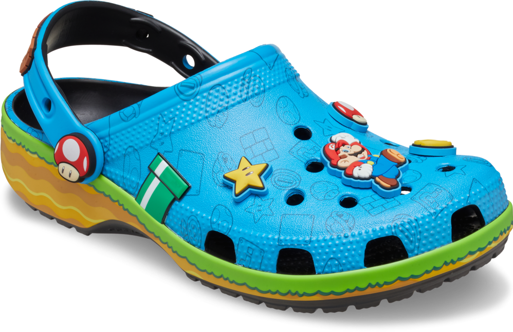 Super Mario Core Classic Clog: 以鮮藍色為基調,更備有成人與兒童尺碼,鞋面上印有金幣、無敵星與綠龜殼等代表性道具圖案。鞋帶兩側的圓形鞋釘更化身為可愛的超級蘑菇,後跟帶上還配有精緻的「?」磚塊,利用滿分的細節把遊戲世界的趣味與魅力重現。