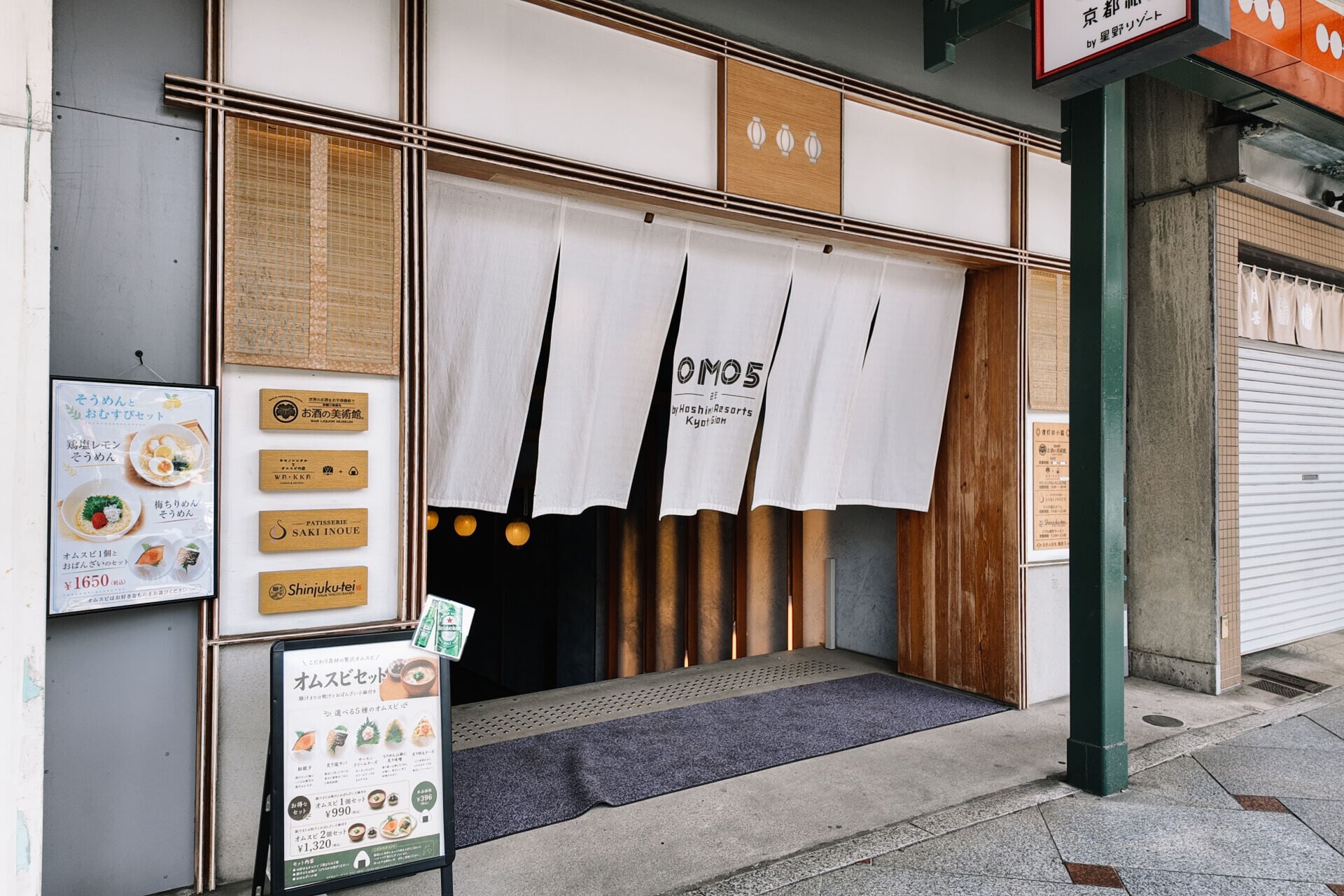 酒店門口低調又有設計感。