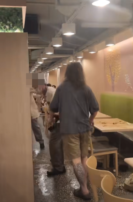 網傳影片,可見在大家樂分店內,兩名男女職員極力勸阻兩男子打架。(FB@香港交通及突發事故報料區)
