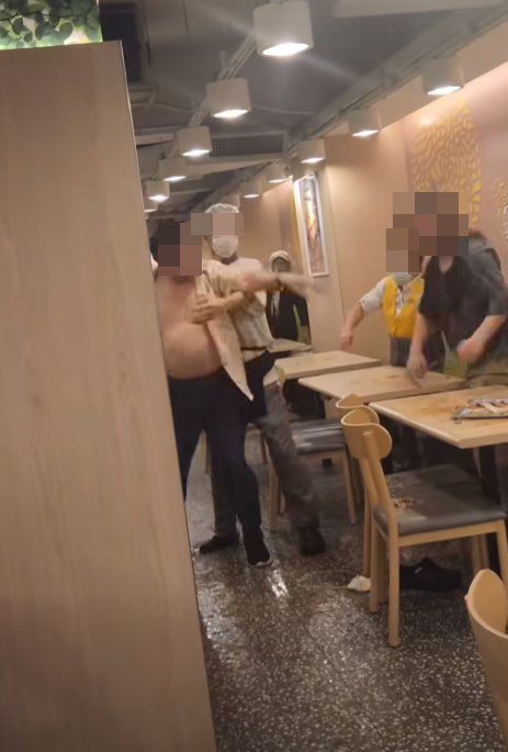 網傳影片,可見在大家樂分店內,兩名男女職員極力勸阻兩男子打架。(FB@香港交通及突發事故報料區)