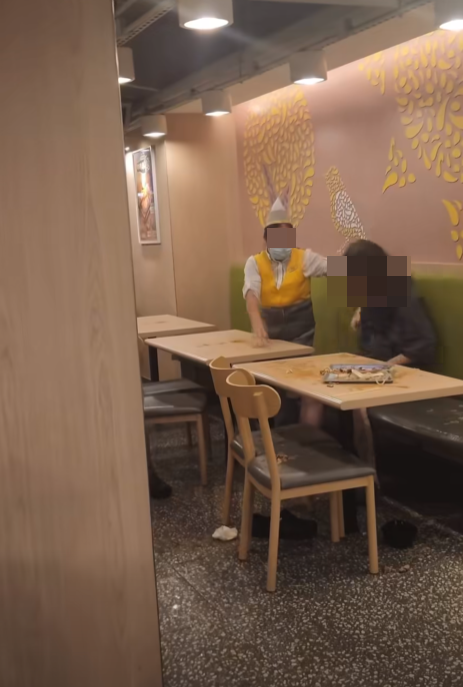 網傳影片,可見在大家樂分店內,兩名男女職員極力勸阻兩男子打架。(FB@香港交通及突發事故報料區)