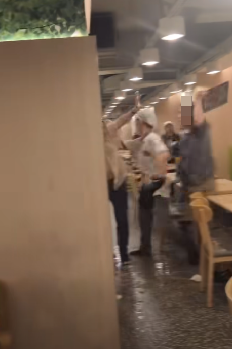 網傳影片,可見在大家樂分店內,兩名男女職員極力勸阻兩男子打架。(FB@香港交通及突發事故報料區)