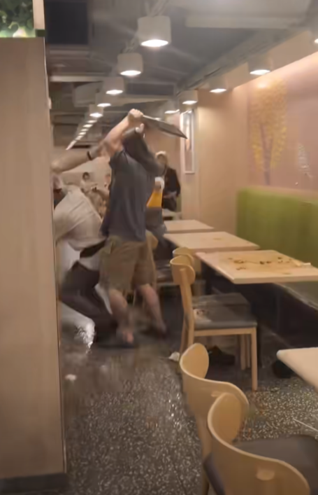 網傳影片,可見在大家樂分店內,兩名男女職員極力勸阻兩男子打架。(FB@香港交通及突發事故報料區)