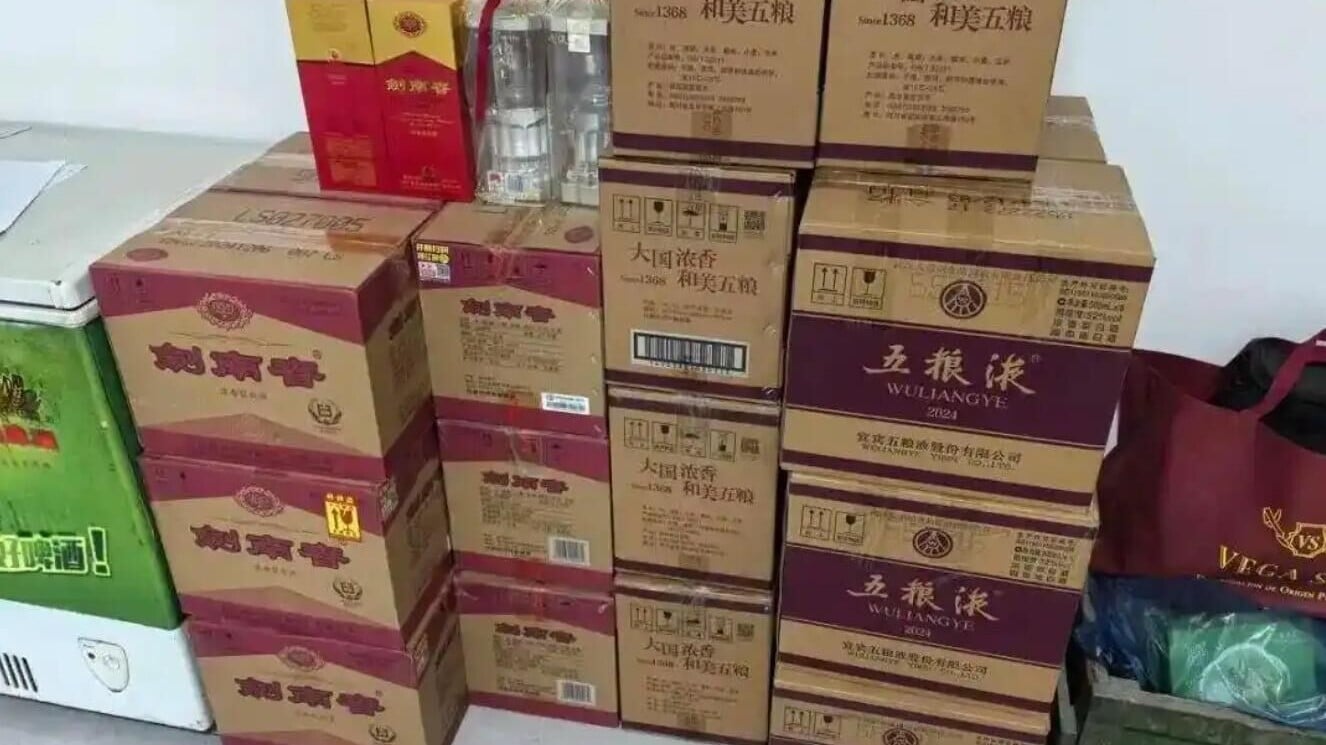 內地警方查獲的部分高檔白酒。（圖／翻攝法治日報）