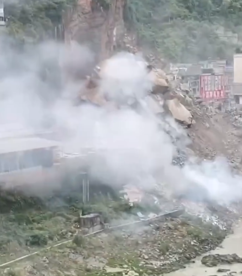 重慶彭水烏江三橋附近發生山泥傾瀉,多棟民房受損,有人員被埋(影片截圖)