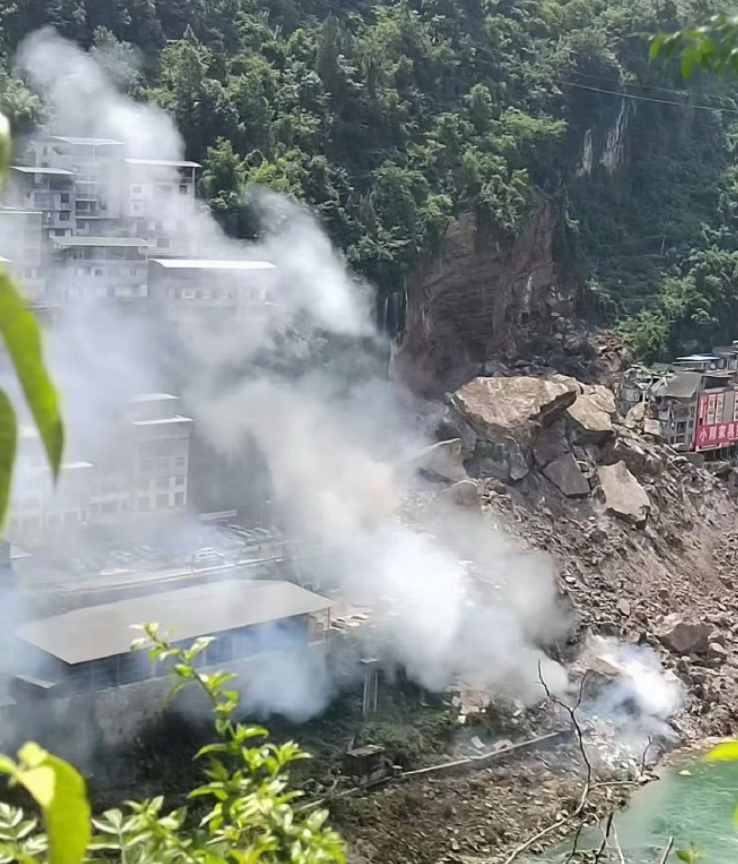 重慶彭水烏江三橋附近發生山泥傾瀉,多棟民房受損,有人員被埋(影片截圖)