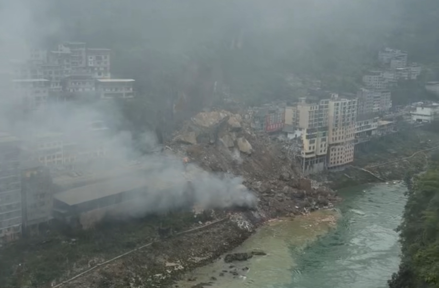 重慶彭水烏江三橋附近發生山泥傾瀉,多棟民房受損,有人員被埋(影片截圖)