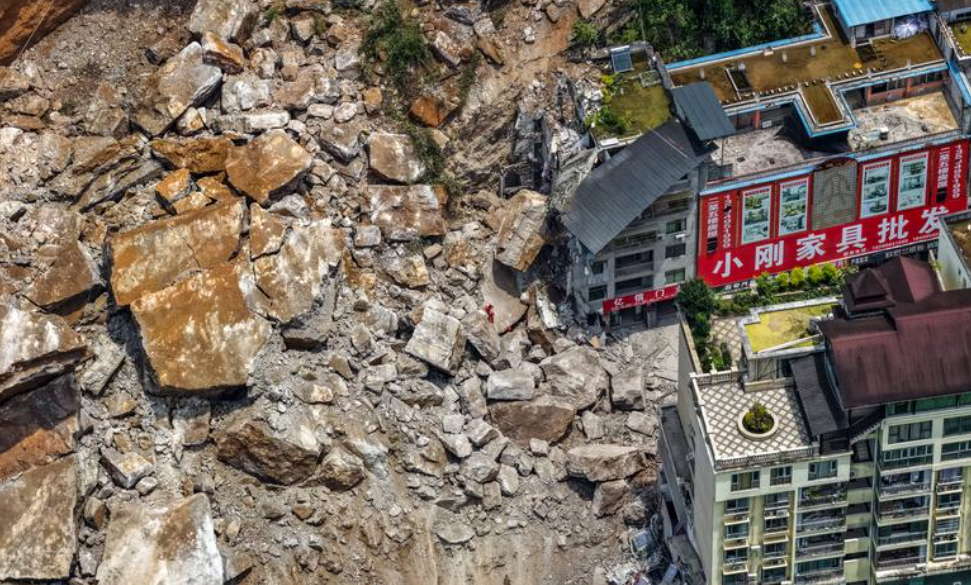 重慶彭水烏江三橋附近發生山泥傾瀉,多棟民房受損,有人員被埋(新華社)