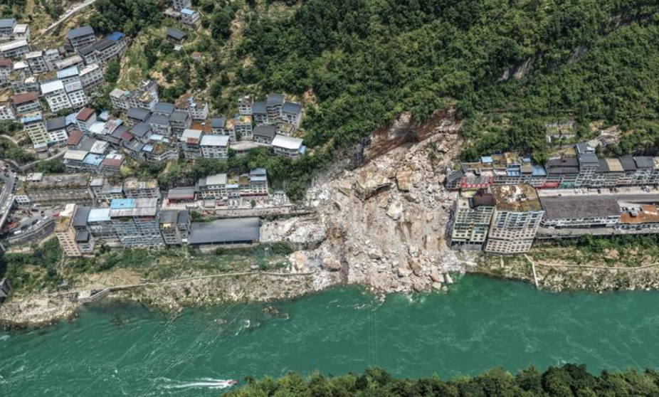 重慶彭水烏江三橋附近發生山泥傾瀉,多棟民房受損,有人員被埋(新華社)
