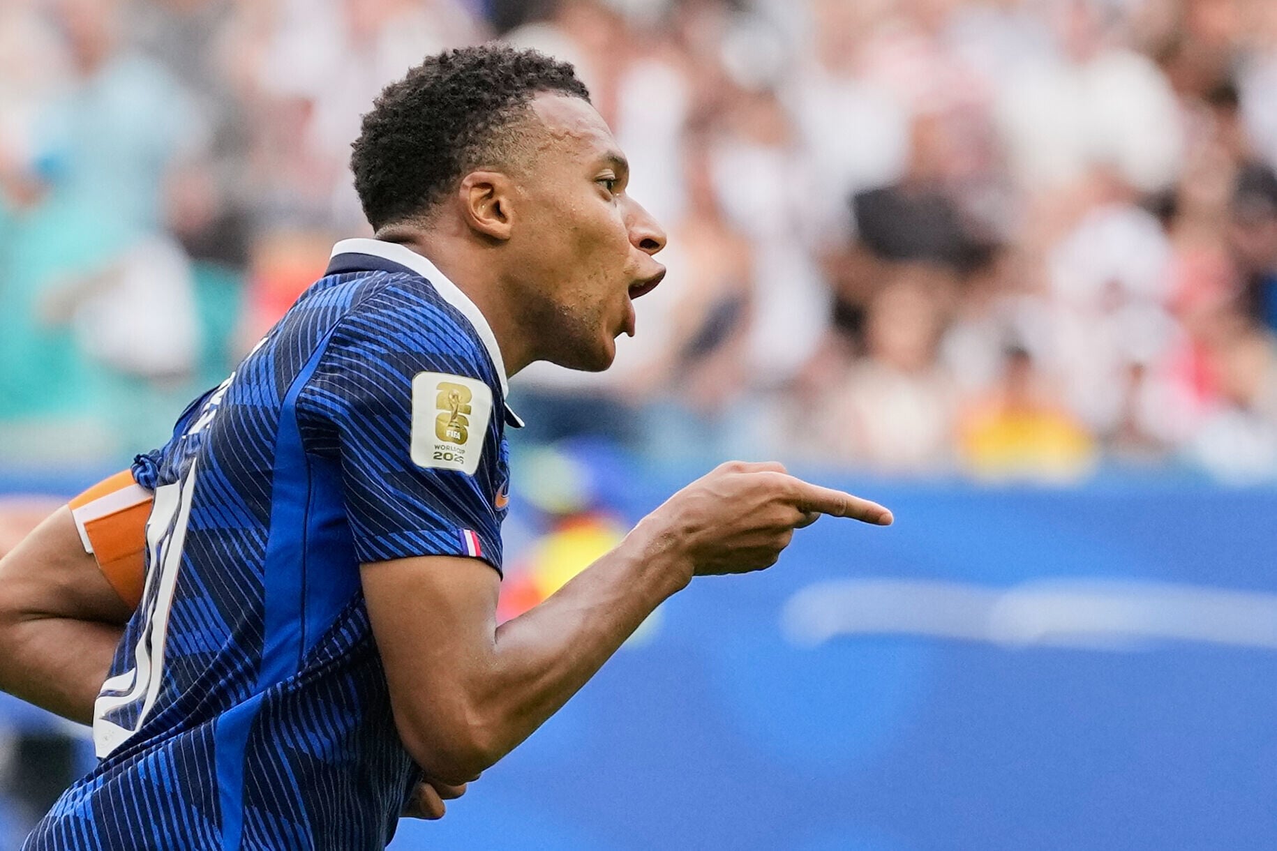 世界盃季軍戰,下半場麥巴比(Mbappe)梅開二度令他超前美斯領先金靴獎
