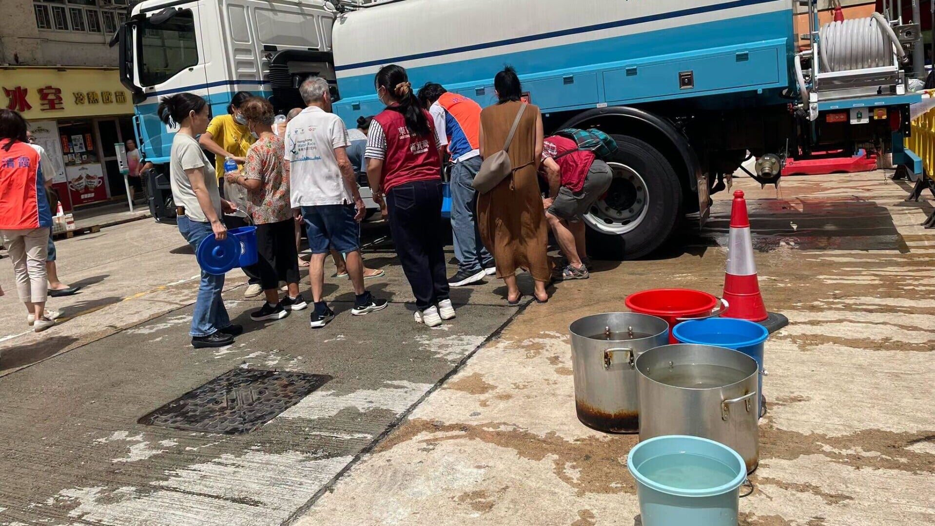 筲箕灣區多處無食水　水務署：已派員檢查　調配水車、供水特供隊應急 (@fb 筲箕灣西灣河太古城生活圈)