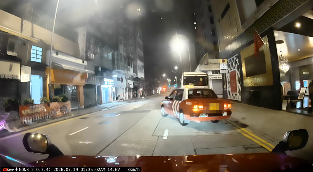 市區的士落客後駛出中線。(的士司機資訊網 Taxi FB影片截圖)