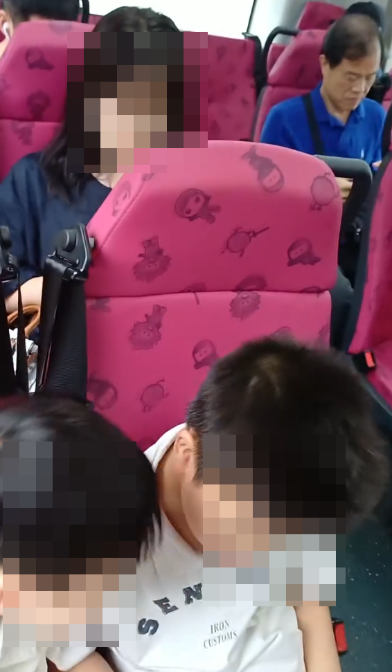 兩男童旁若無人地將手機音量調到最大。(Threads@dondonkenken)