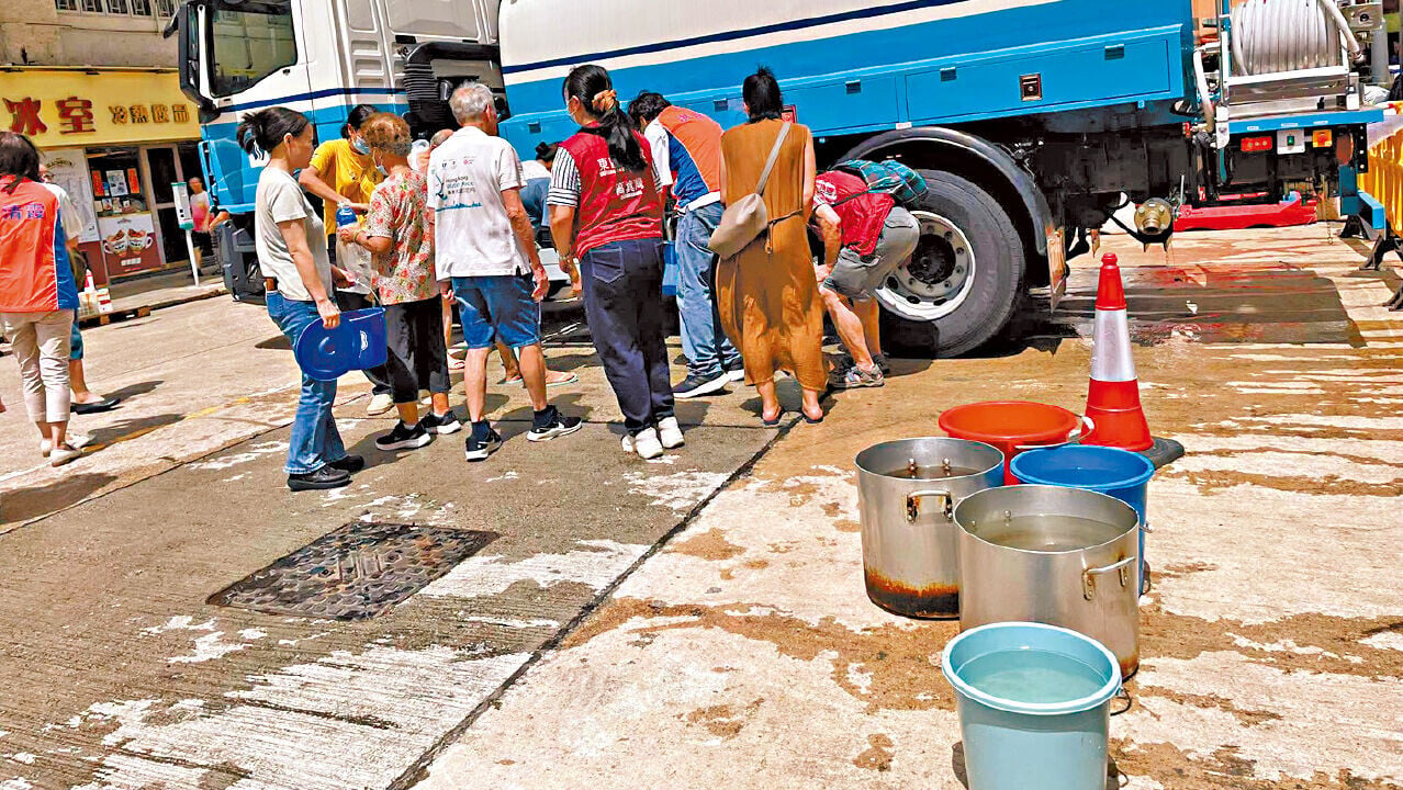 水務署安排水車供水。(互聯網)筲箕灣停水