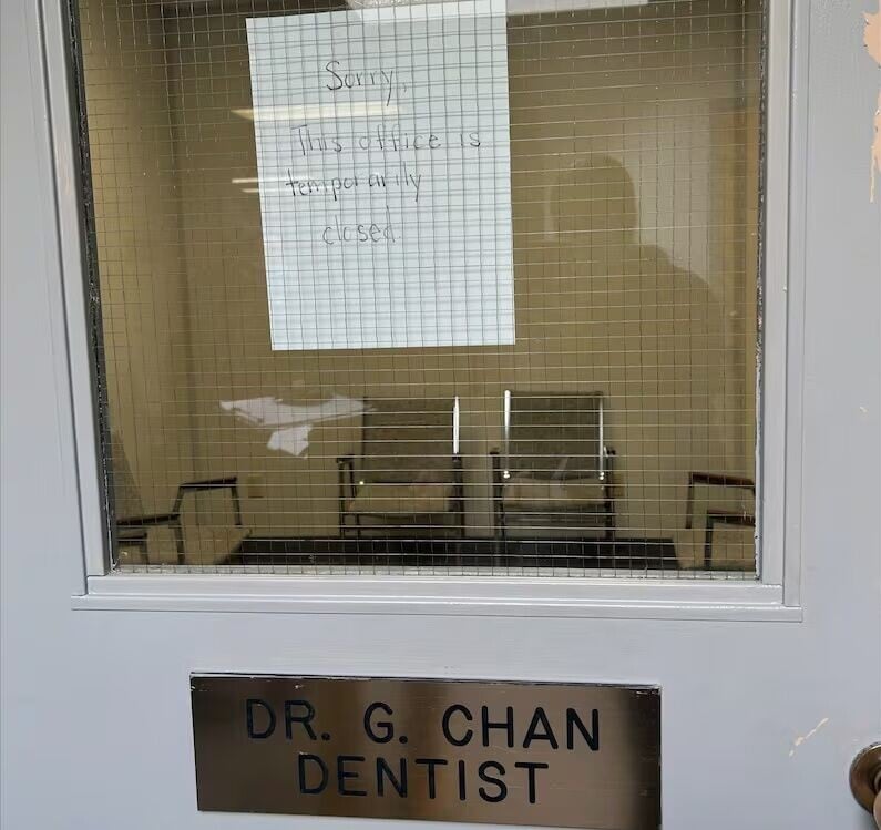 診所入口處的告示牌通知人們診所已關閉。(Grand Erie Public Health)