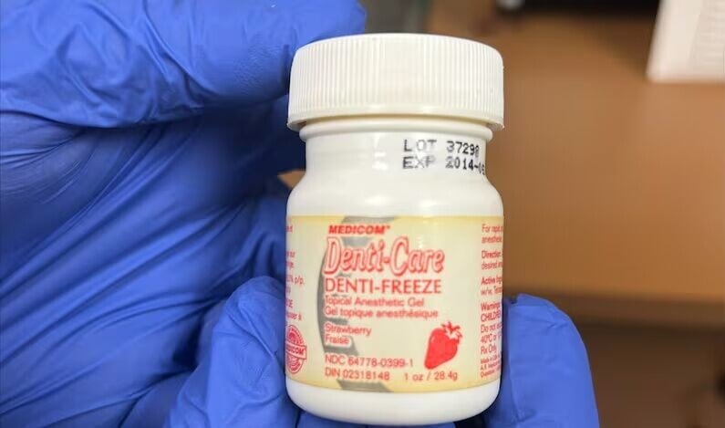 這支過期的「denti-freeze」麻醉凝膠被發現於診所手術室櫥櫃中。(Grand Erie Public Health)