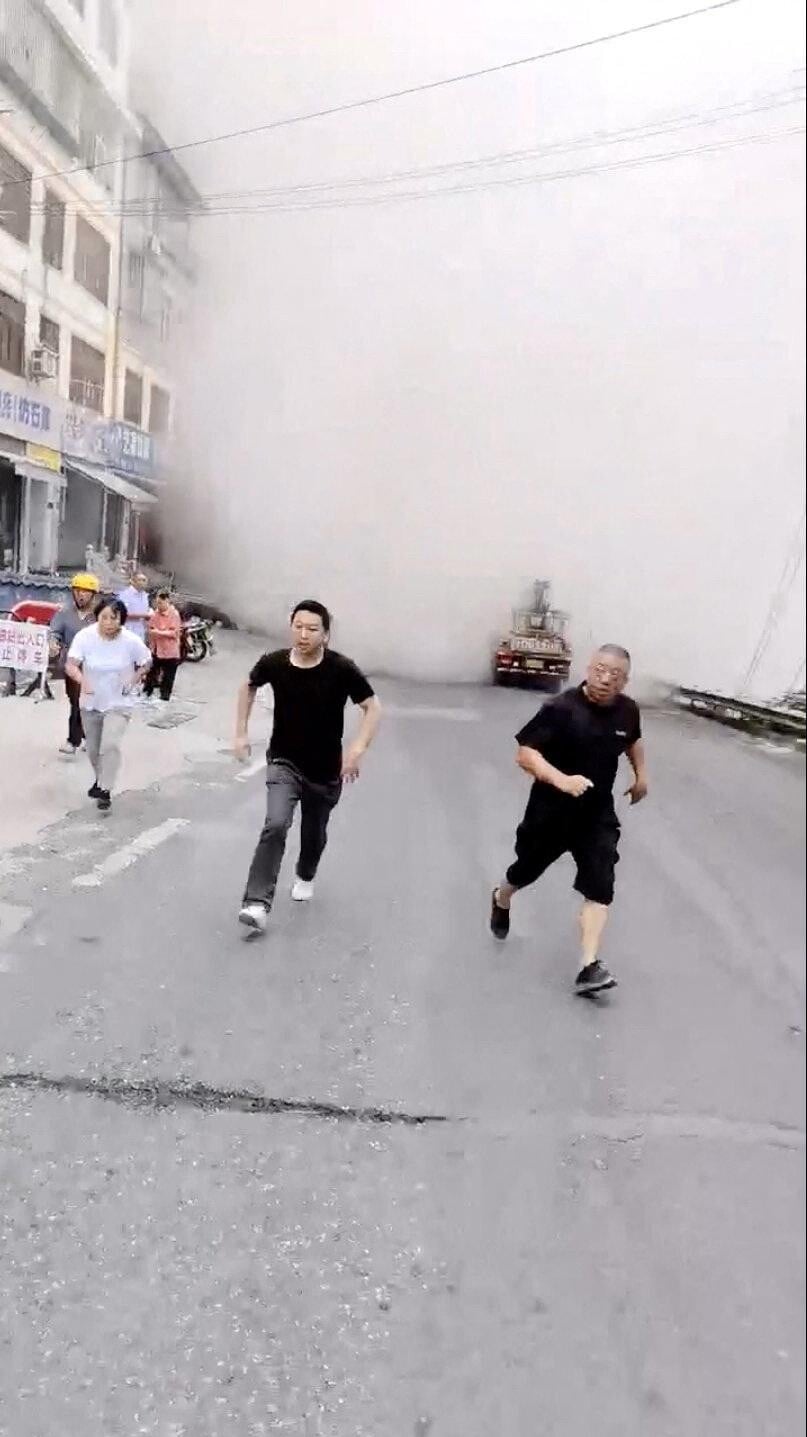 重慶市彭水縣今驚傳山崩,民眾驚嚇奔逃。(圖/路透社)