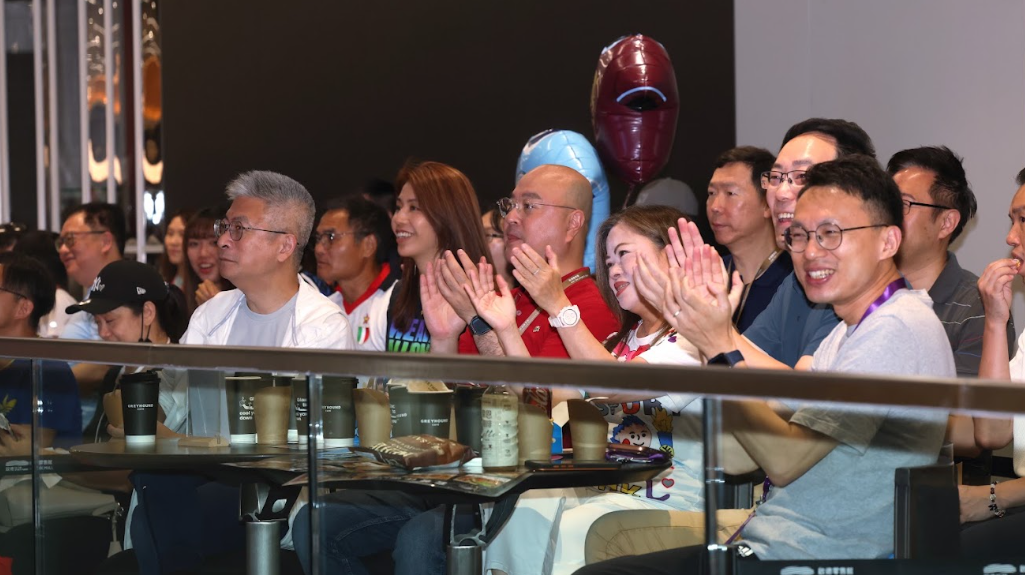世界盃決賽西班牙對阿根廷的賽事凌晨上演，啟德體育園在啟德零售館直播吸引近700名球迷專程到場，文化體育及旅遊局局長羅淑佩、副局長劉震及體育專員蔡健斌亦親臨現場。(啟德體育園提供)