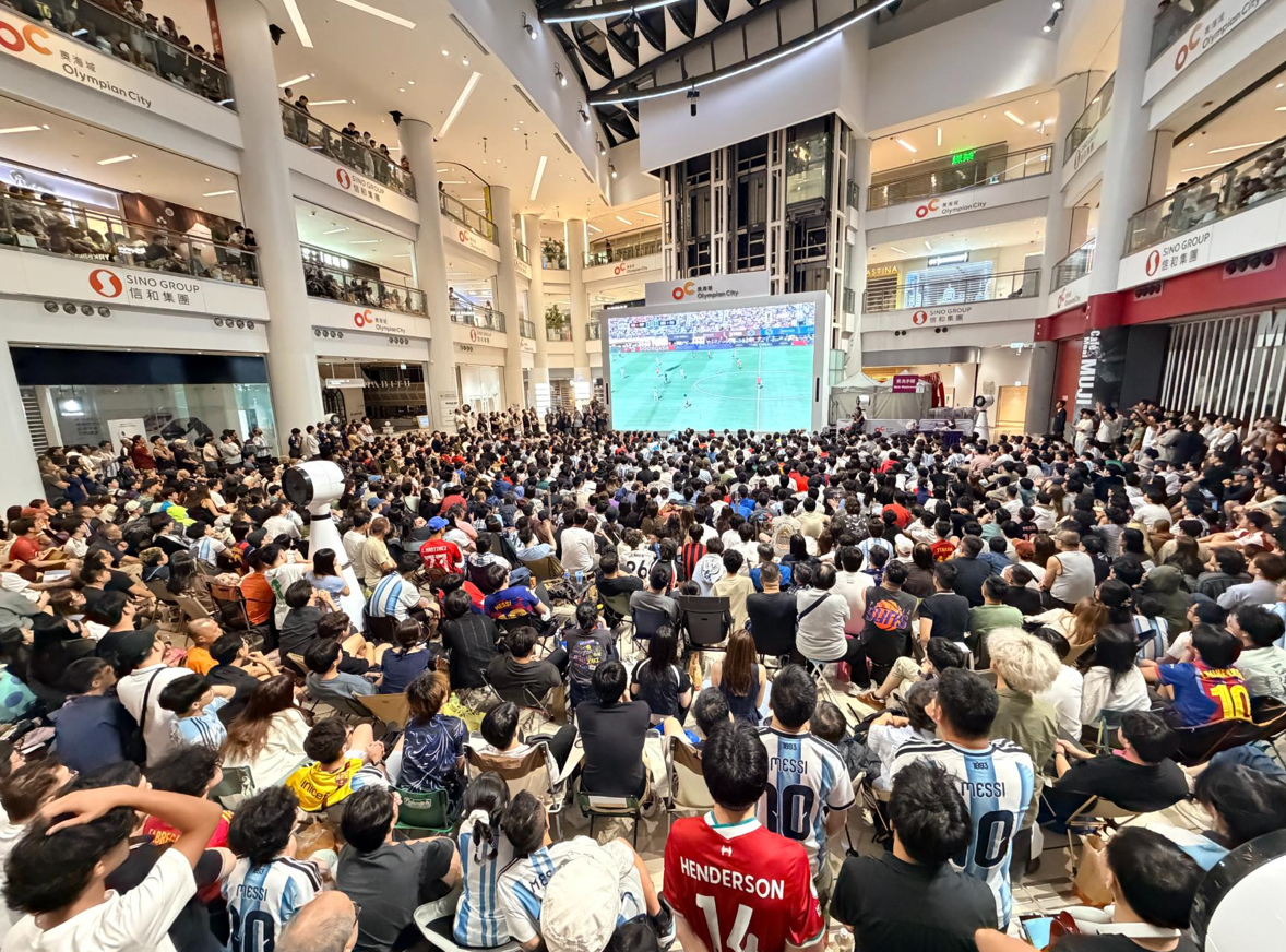 世界盃決賽西班牙對阿根廷的賽事凌晨上演,奧海城人潮逼爆,商場即時加開二期活動大堂的巨型大電視,合共容納近4,000名球迷齊聚歡呼。(公關提供)