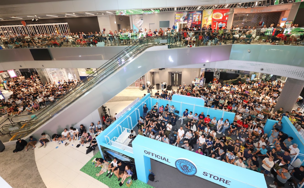 世界盃決賽西班牙對阿根廷的賽事凌晨上演,啟德體育園在啟德零售館直播吸引近700名球迷專程到場,文化體育及旅遊局局長羅淑佩、副局長劉震及體育專員蔡健斌亦親臨現場。(啟德體育園提供)