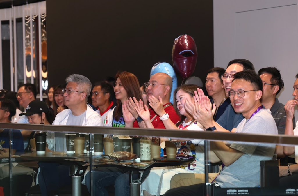 世界盃決賽西班牙對阿根廷的賽事凌晨上演,啟德體育園在啟德零售館直播吸引近700名球迷專程到場,文化體育及旅遊局局長羅淑佩、副局長劉震及體育專員蔡健斌亦親臨現場。(啟德體育園提供)