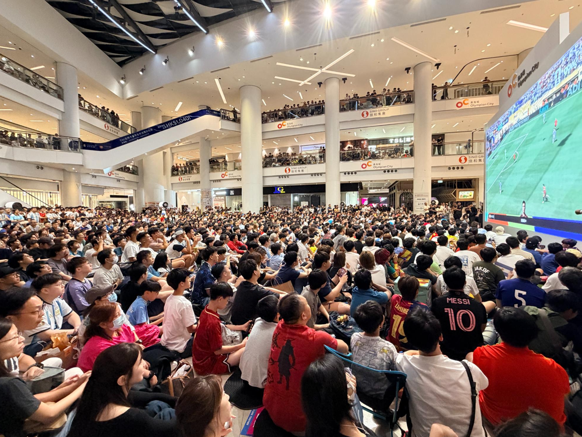 世界盃決賽西班牙對阿根廷的賽事凌晨上演,奧海城人潮逼爆,商場即時加開二期活動大堂的巨型大電視,合共容納近4,000名球迷齊聚歡呼。(公關提供)