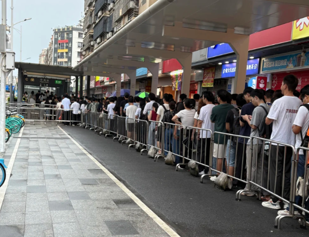 深圳地鐵進站須檢查所有行李物品,多個地鐵站大排長龍。(網上圖片)