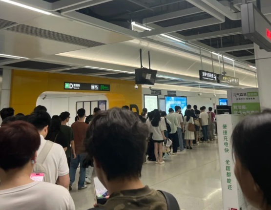 深圳地鐵進站須檢查所有行李物品,多個地鐵站大排長龍。(網上圖片)